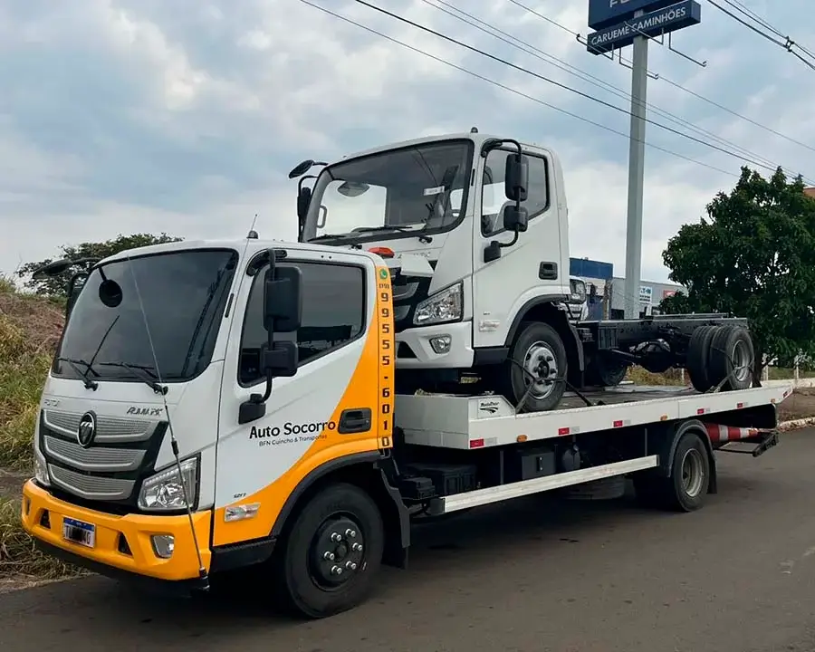 Guincho plataforma pequeno realizando atendimento em Americana SP